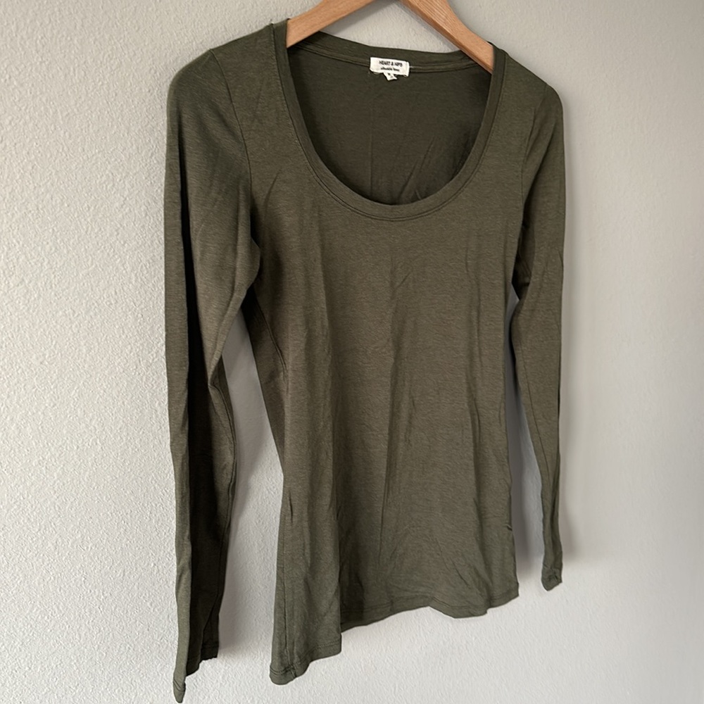 Hearts & Hips Green Affordable Luxury Scoop Neck Long Sleeve Tee Medium - Picture 3 of 12